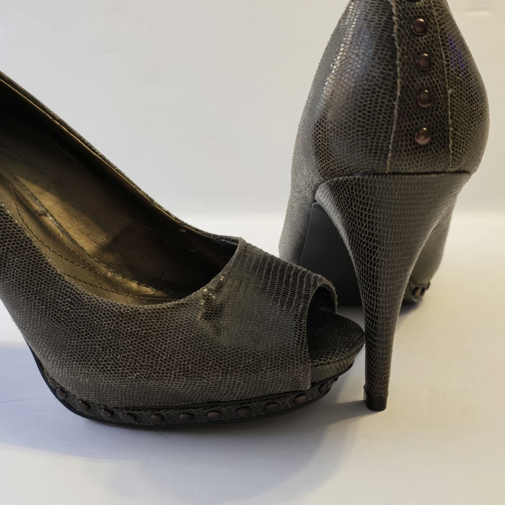 Tahari Olive Colored Heels with Studs Size 8 Baddie Sexy - Picture 7 of 8